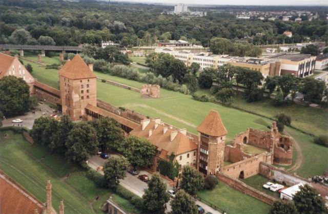 Malbork - Widok z wie�y na przedzamcze
