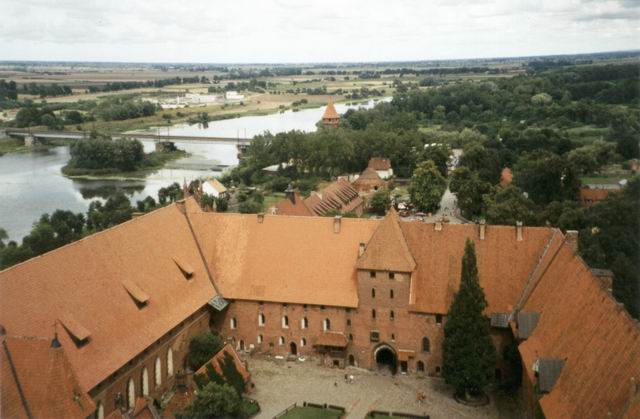 Malbork - Widok z wie�y na Zamek �redni